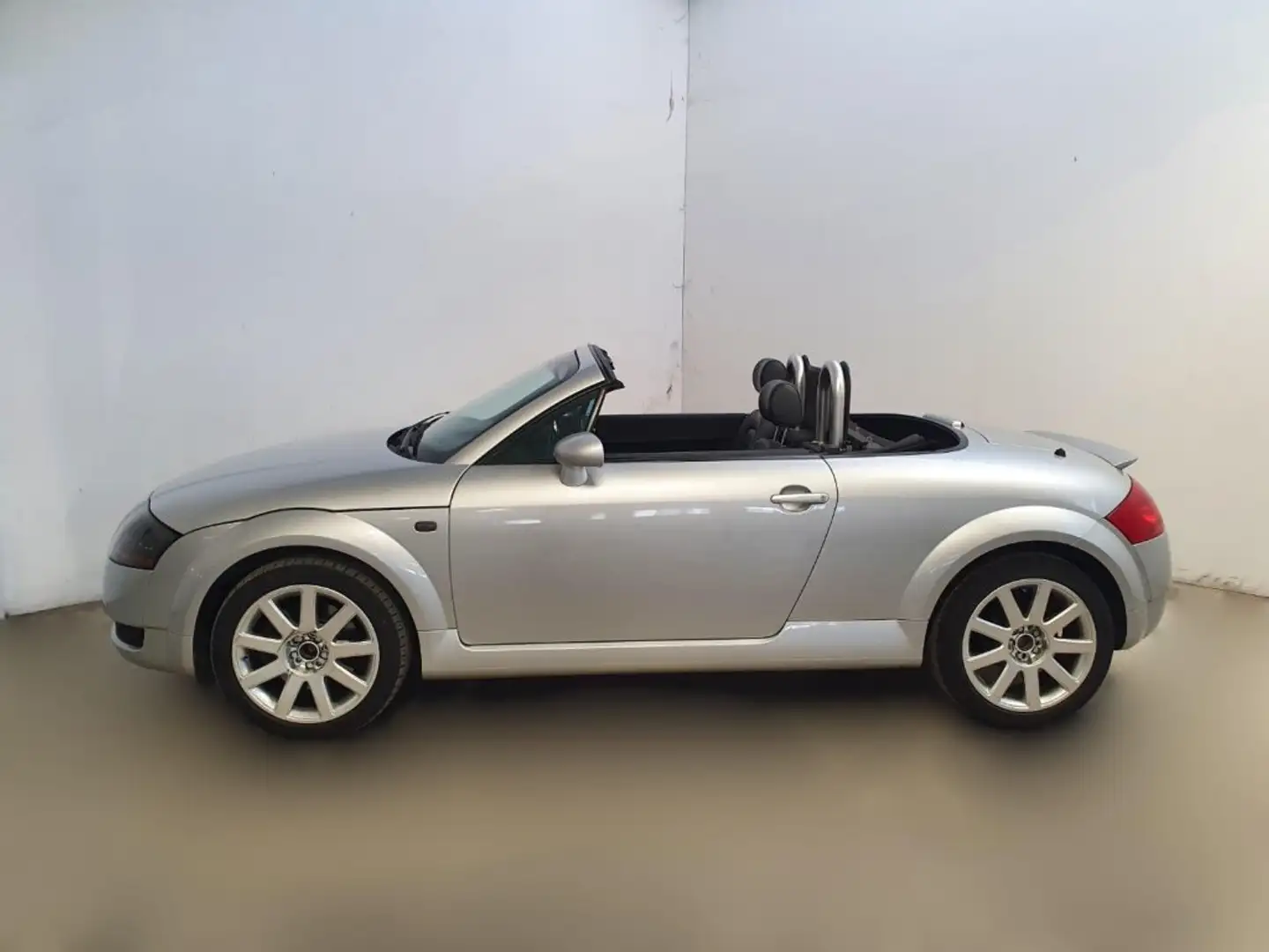 Audi TT Roadster 1.8 T 20V 150 CV cat CABRIO Plateado - 2