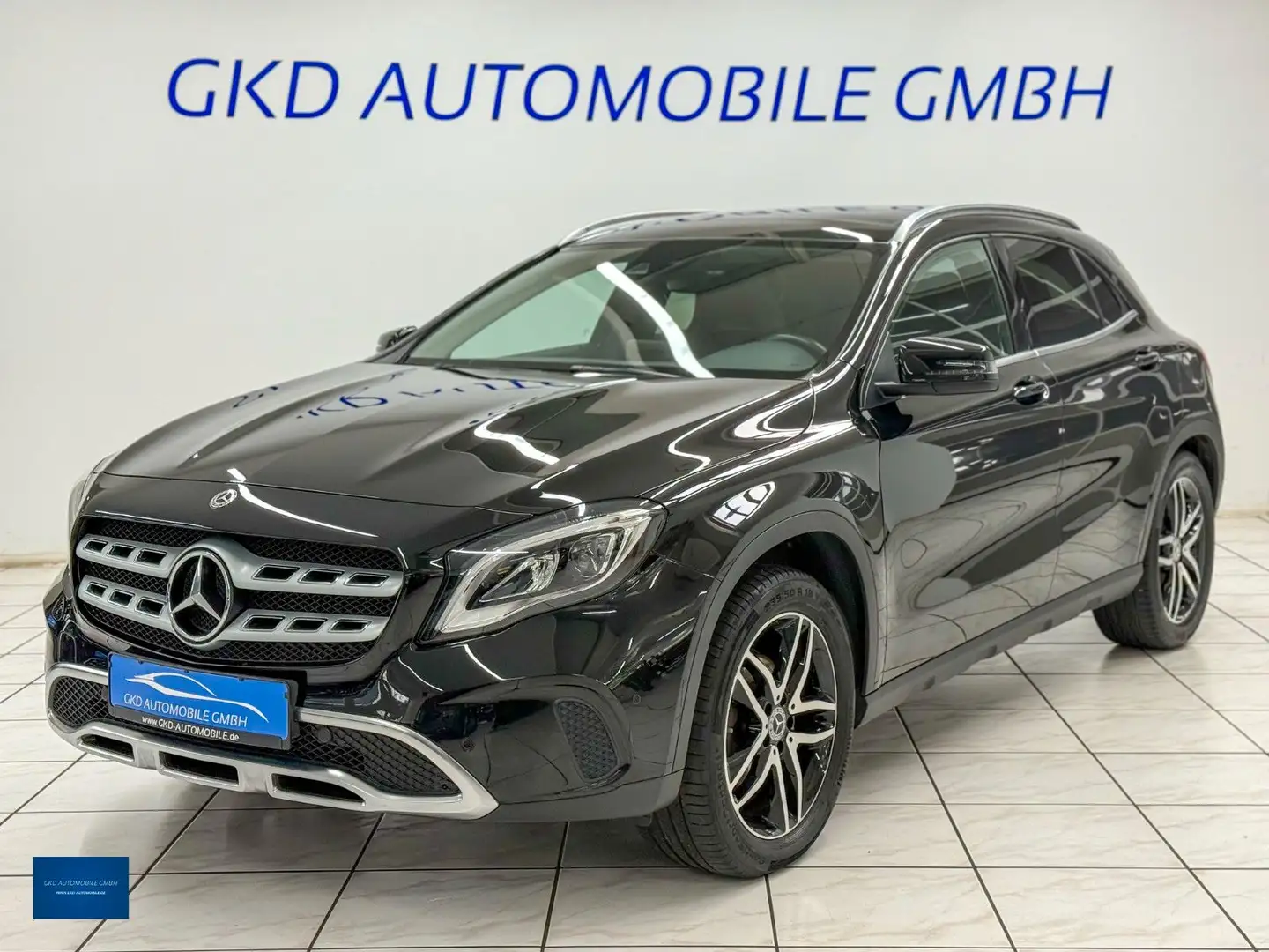 Mercedes-Benz GLA 180 Urban*Panorama*Standheizung*Offroad* Noir - 1