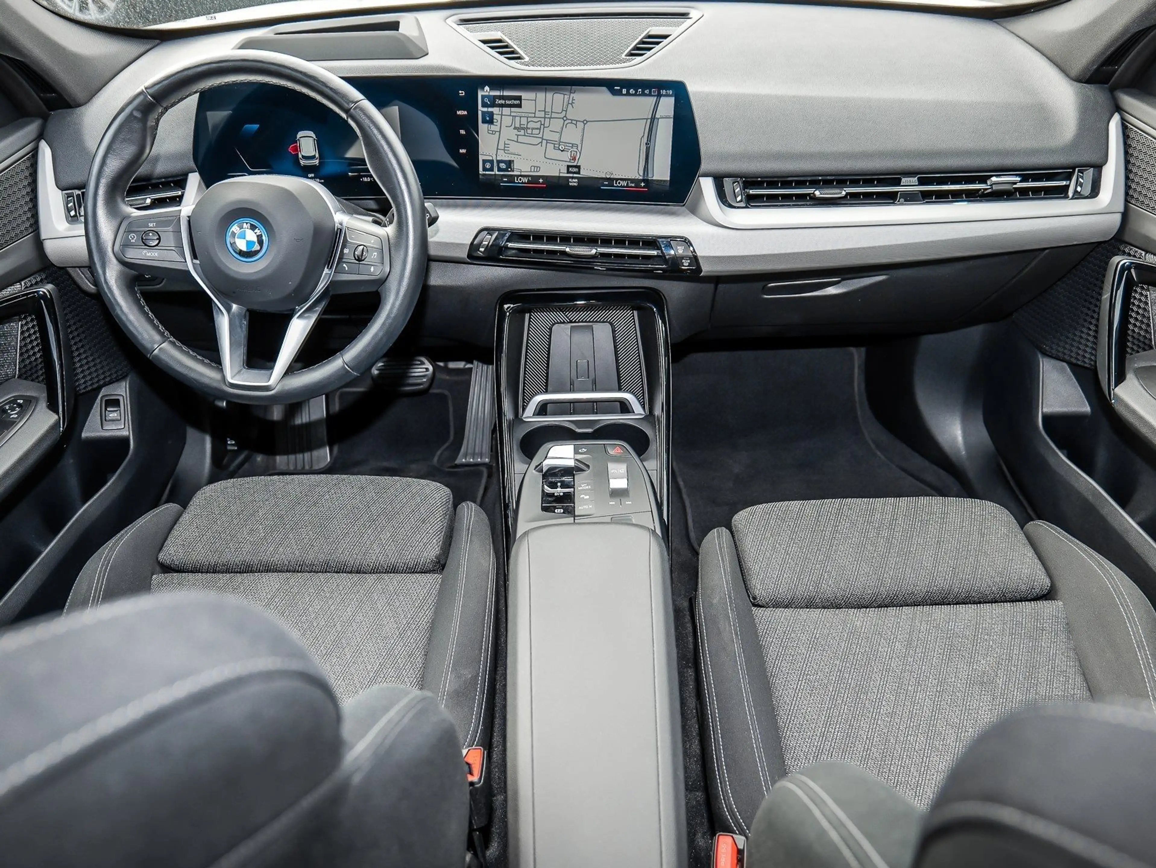 BMW iX1 xDrive30 HUD RFK NAVI Standh. LED PDC V+H — photo 3