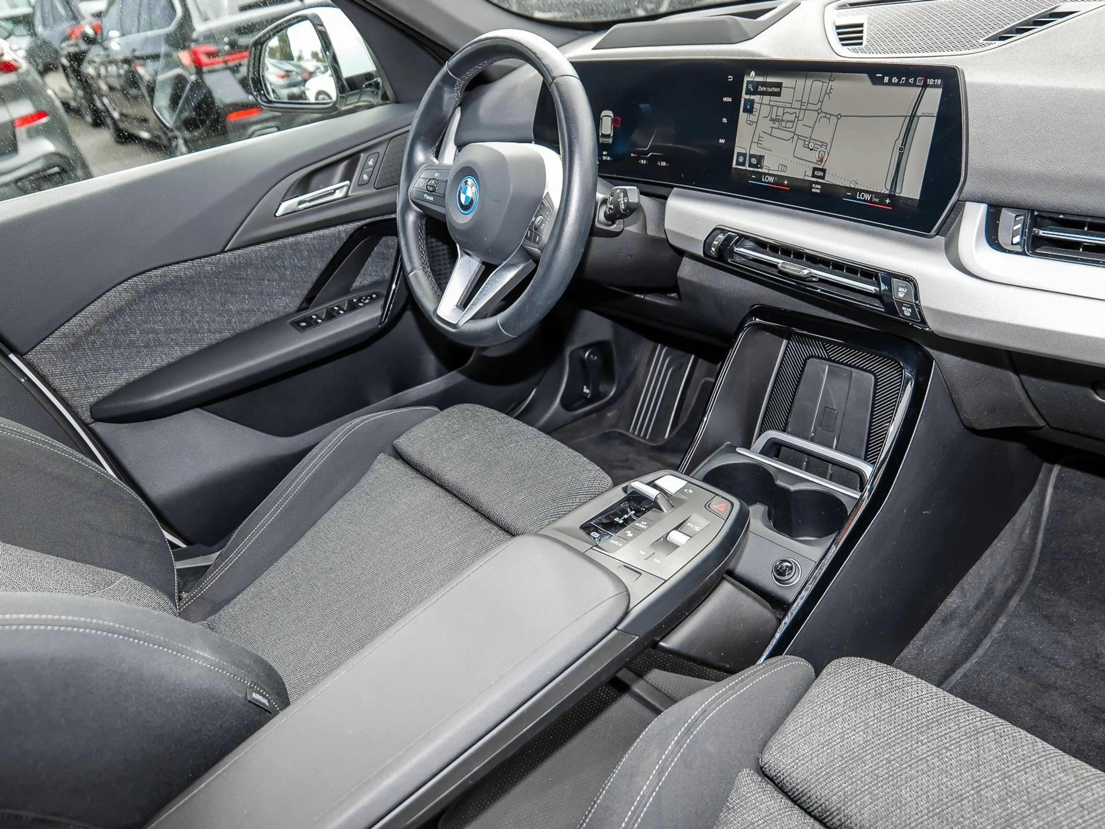 BMW iX1 xDrive30 HUD RFK NAVI Standh. LED PDC V+H — photo 15