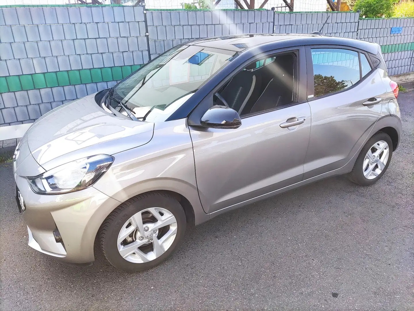 Hyundai i10 1.2 Automatik Trend Grau - 1