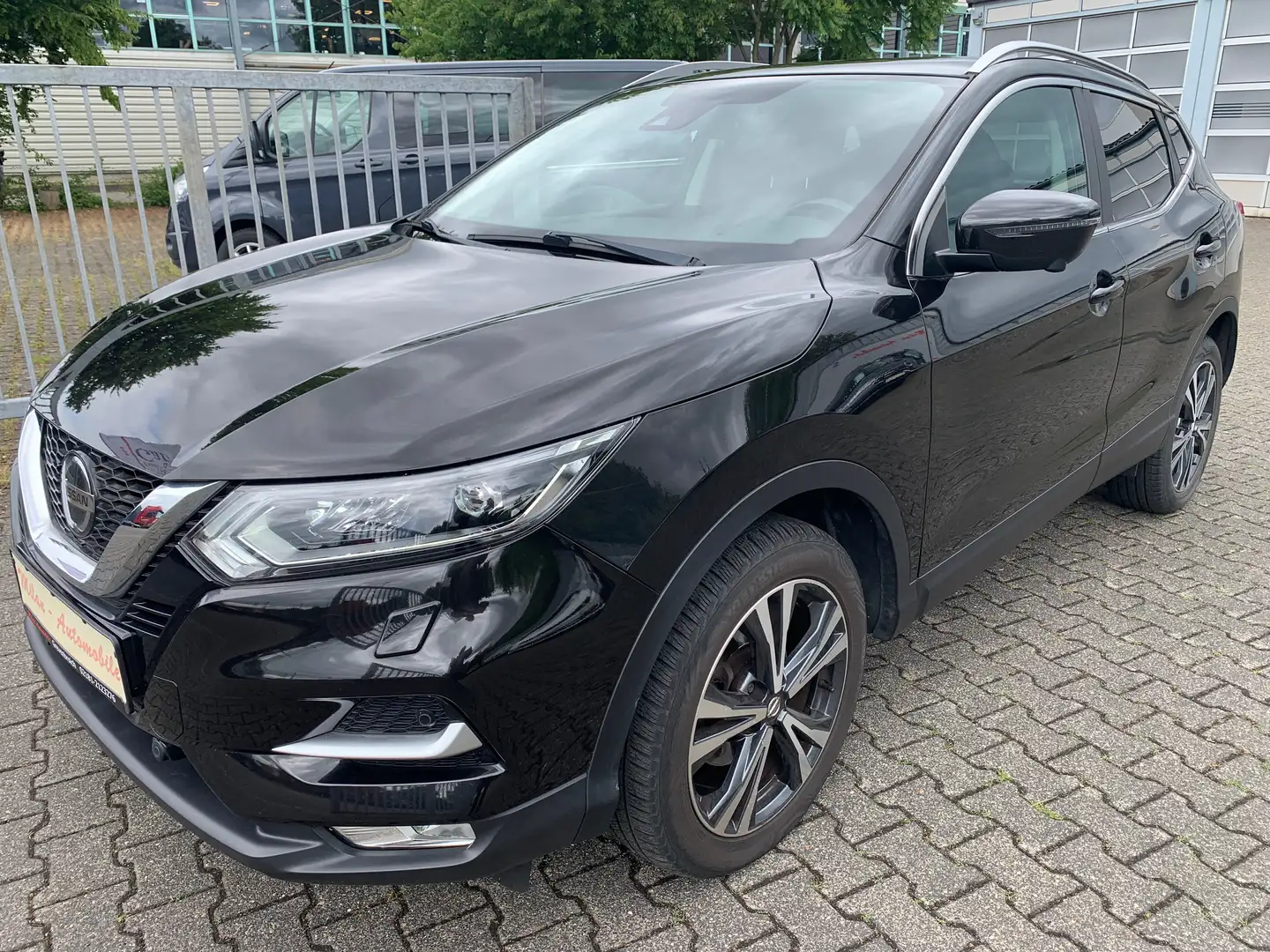 Nissan Qashqai N-Connecta Alu-Navi-R.Kamera-Leder-Assistenten-AHK Schwarz - 1