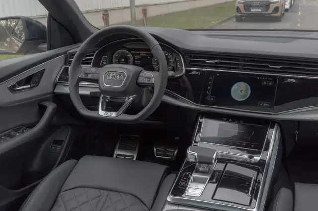 Audi Q8 view 15