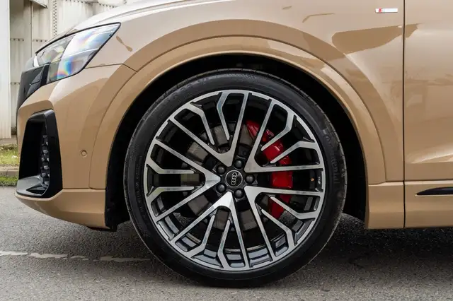Audi Q8 view 9