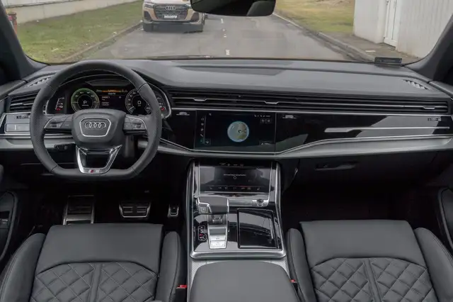 Audi Q8 view 14