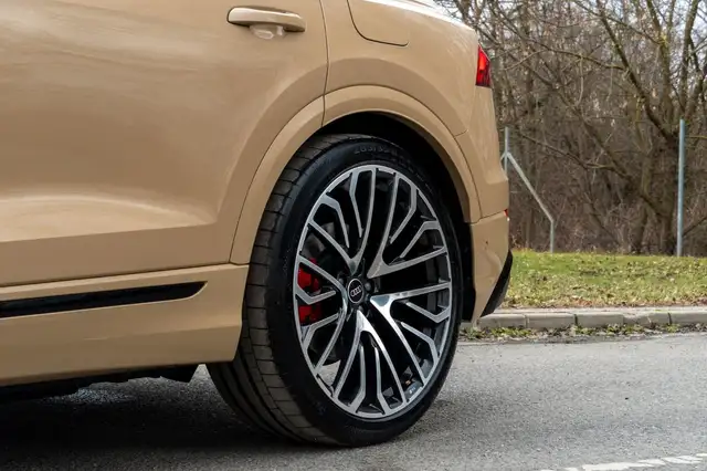 Audi Q8 view 10