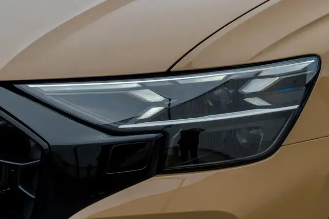 Audi Q8 view 8