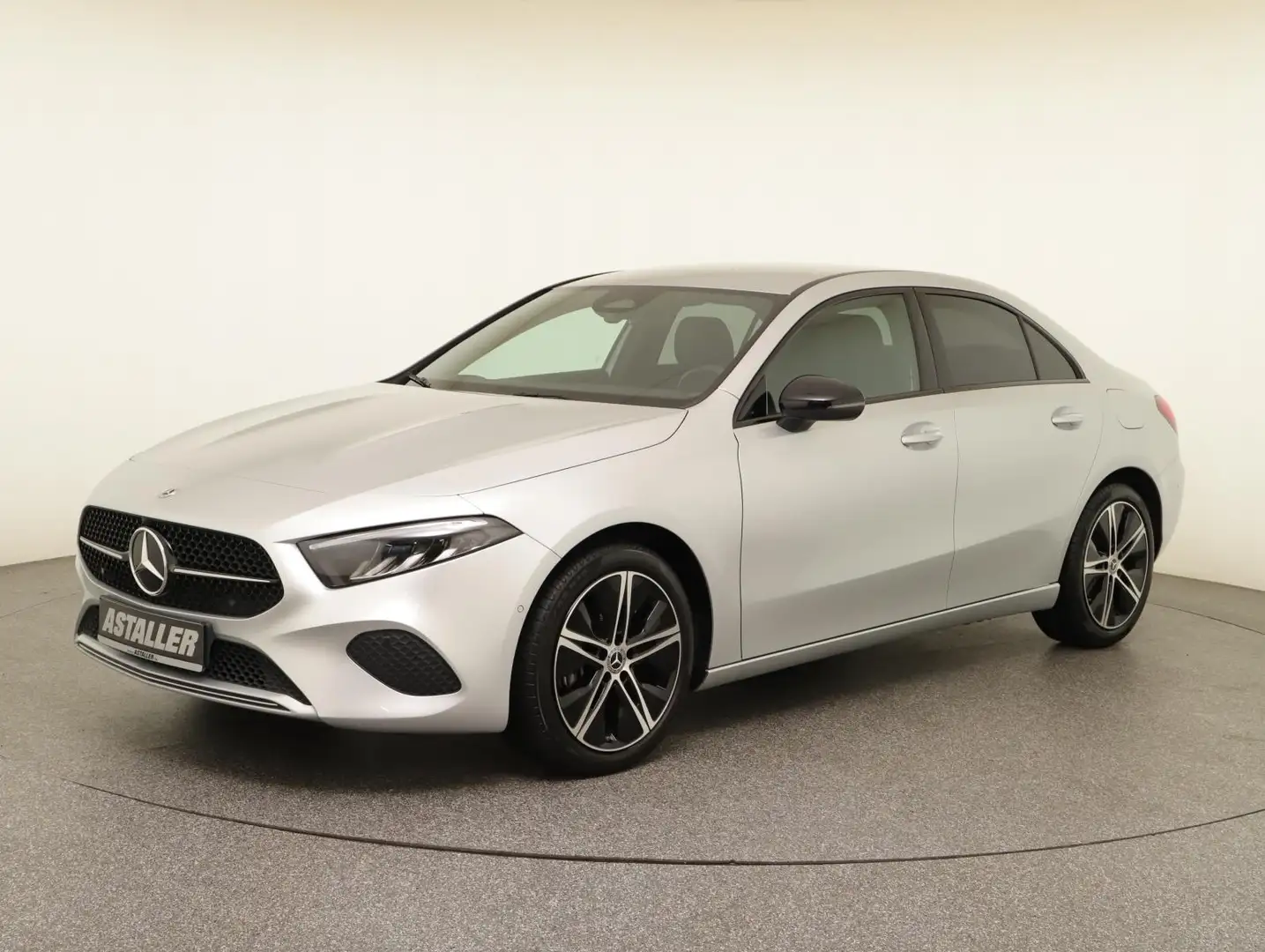 Mercedes-Benz A 180 Limousine Progressive LED+Night+Parkp+18" Silber - 2