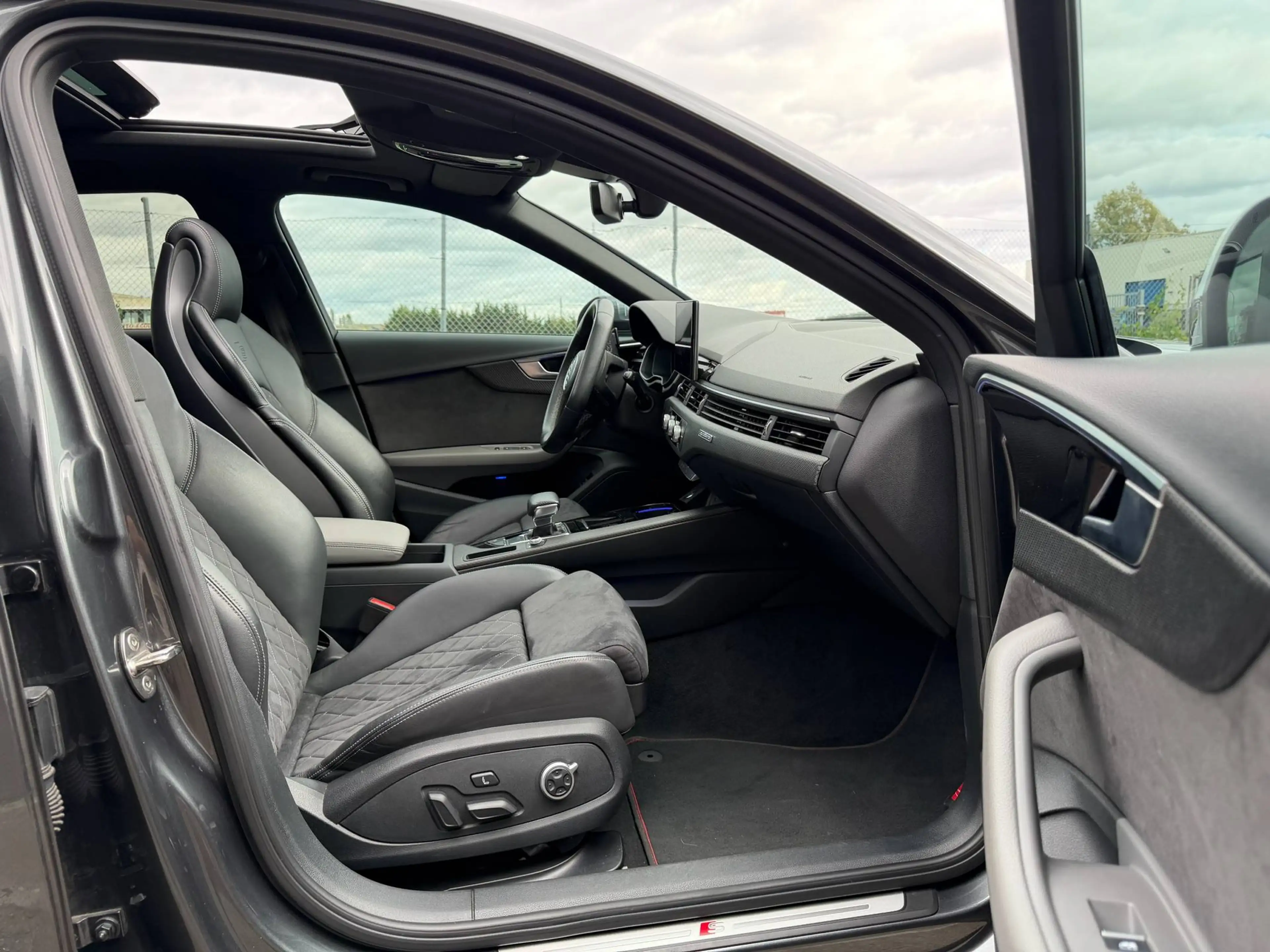 Audi A4 35 TDi S-Line-AUTO. FULL OPTIONS - Black Pack/Carbone/Pano/Matrix/Cockpit — photo 9
