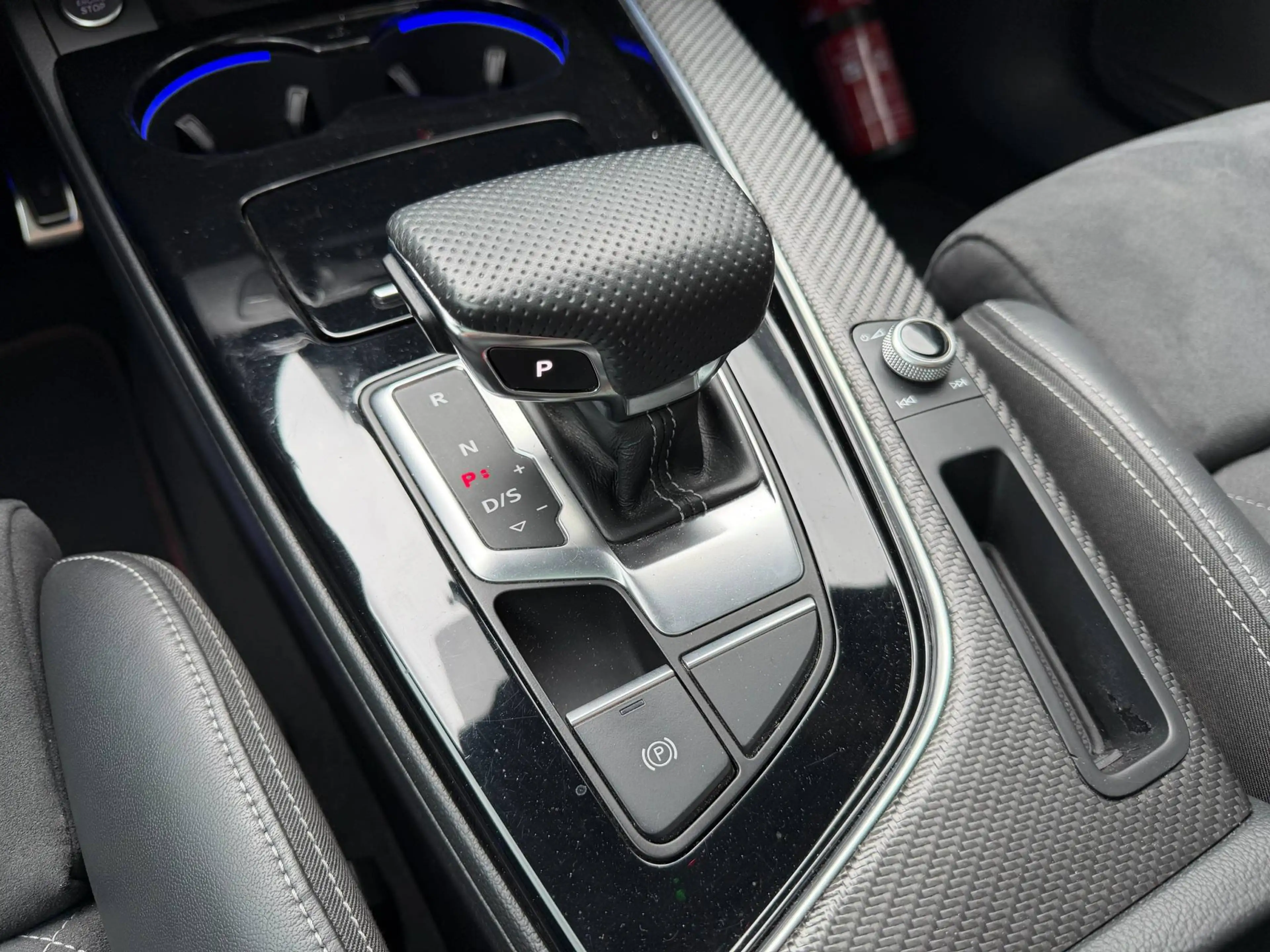 Audi A4 35 TDi S-Line-AUTO. FULL OPTIONS - Black Pack/Carbone/Pano/Matrix/Cockpit — photo 15