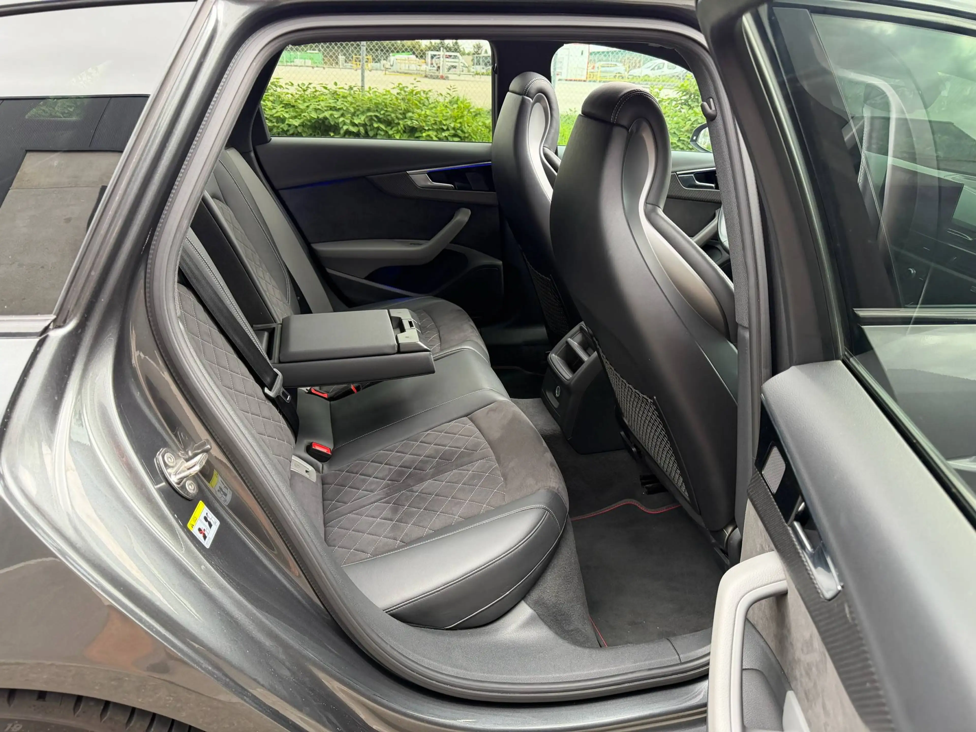 Audi A4 35 TDi S-Line-AUTO. FULL OPTIONS - Black Pack/Carbone/Pano/Matrix/Cockpit — photo 14
