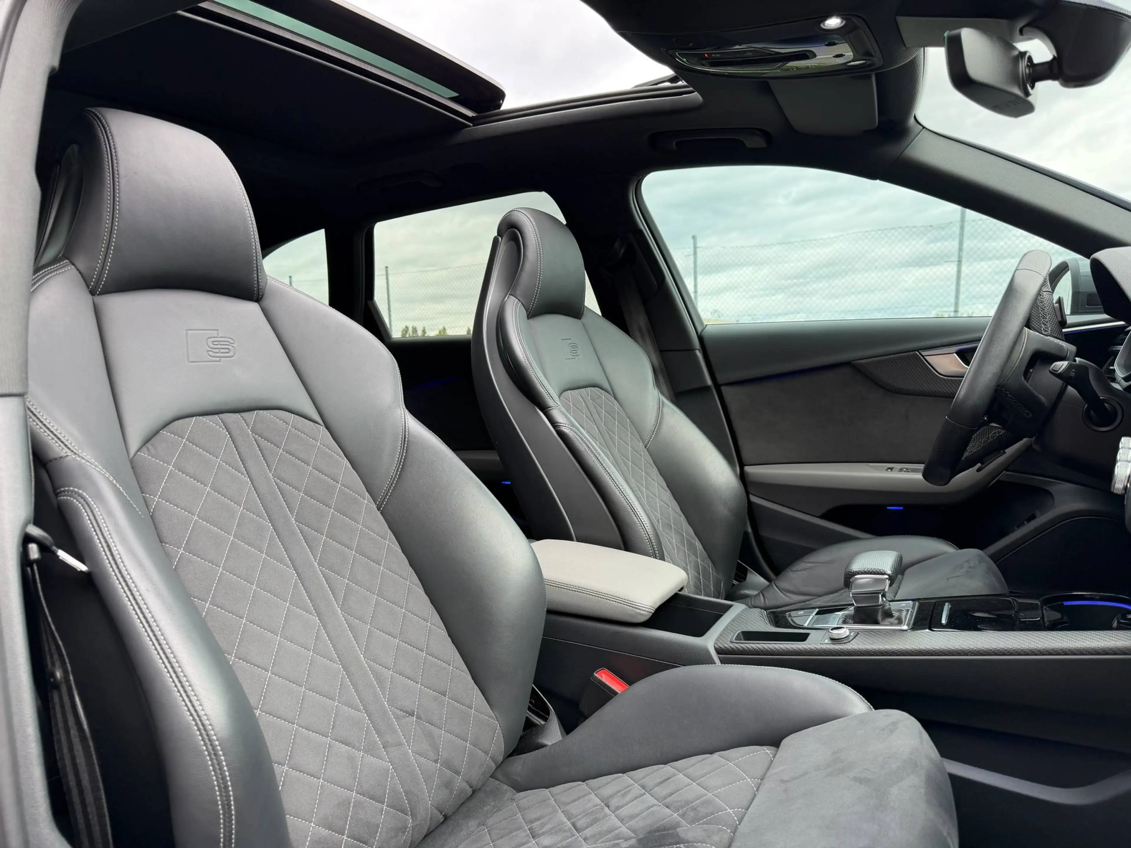Audi A4 35 TDi S-Line-AUTO. FULL OPTIONS - Black Pack/Carbone/Pano/Matrix/Cockpit — photo 10