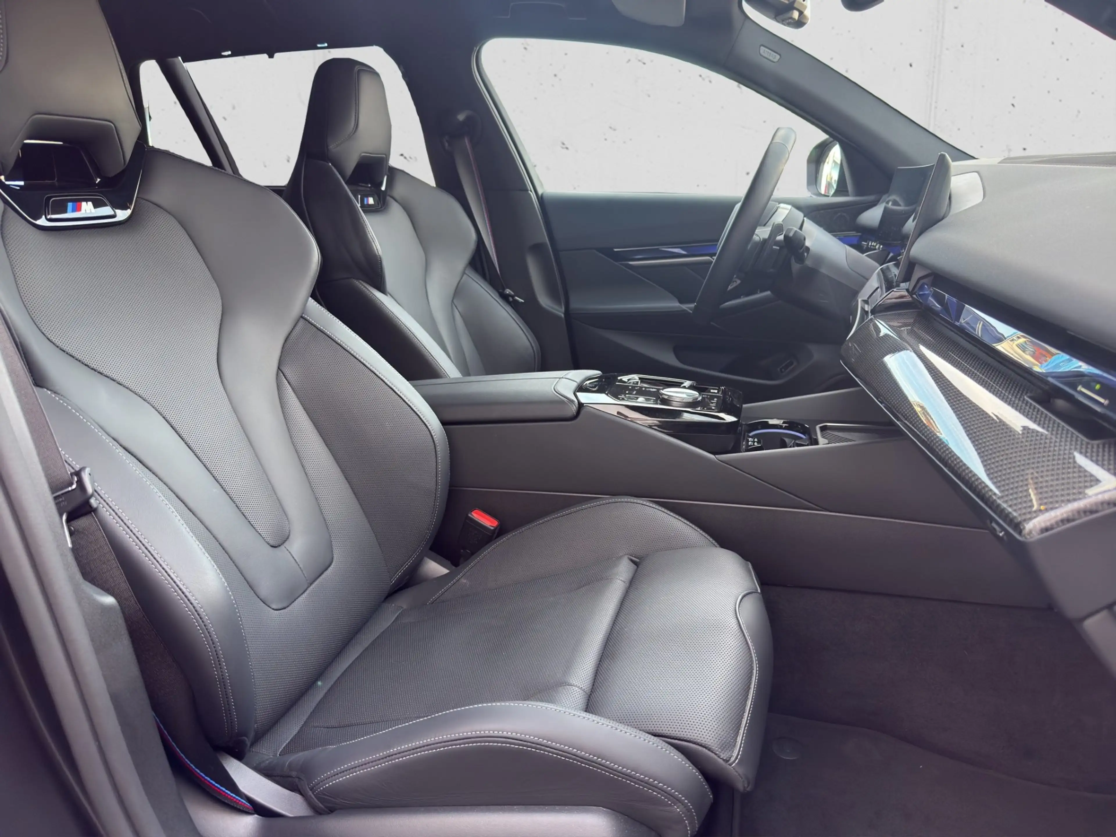 BMW 550 e xDrive — photo 15