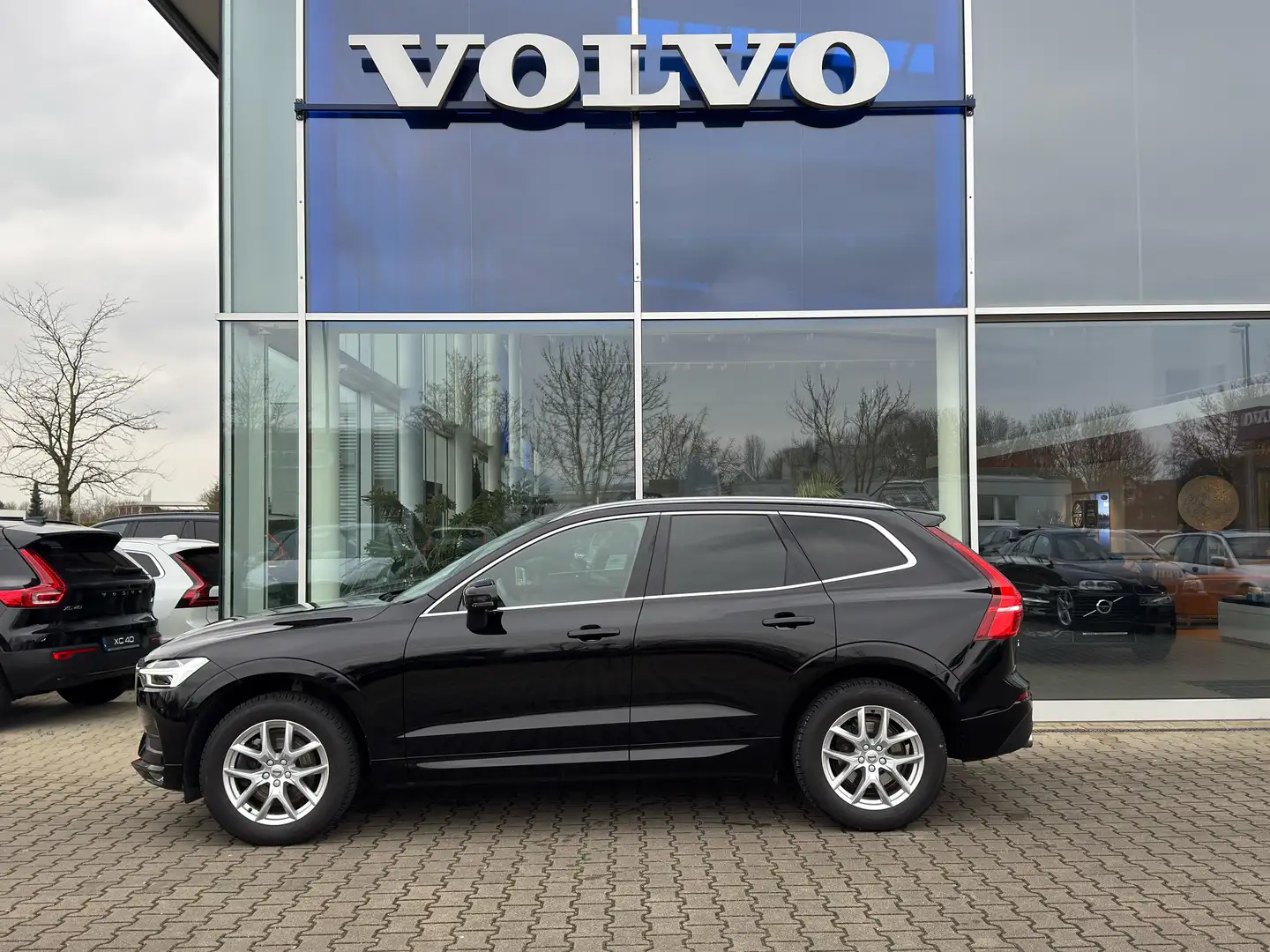 Volvo XC60 B4 Momentum Pro FWD Noir - 2
