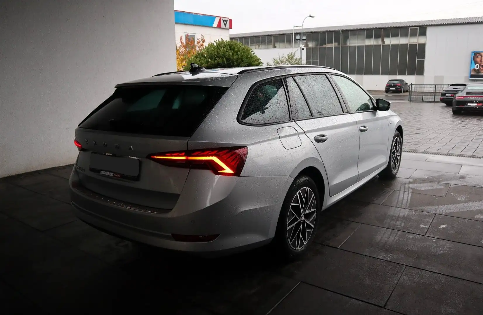 Skoda Octavia 2.0 TDI Combi Clever*Pano*StandHz*Kamera Zilver - 2