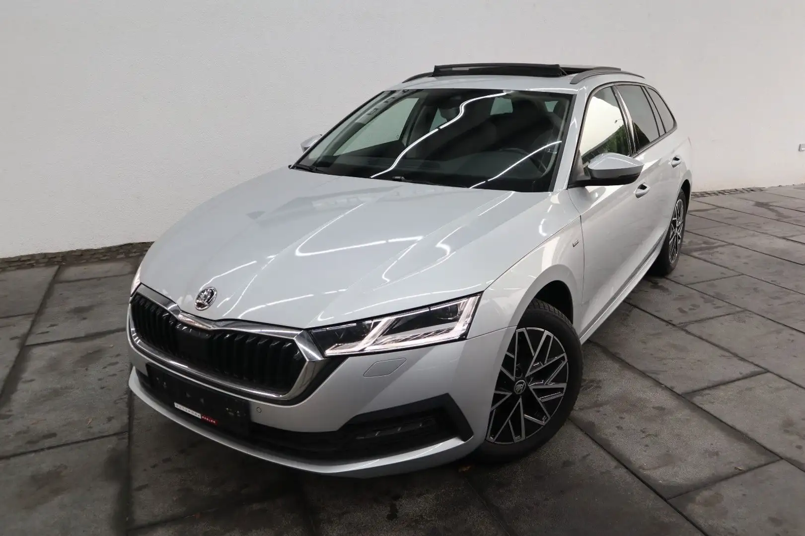 Skoda Octavia 2.0 TDI Combi Clever*Pano*StandHz*Kamera Silber - 1