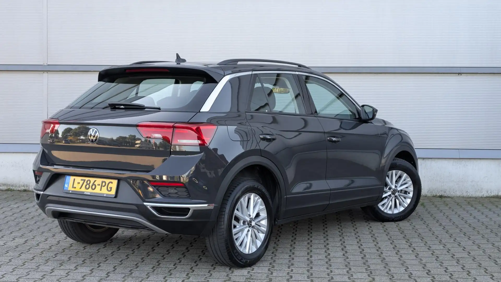 Volkswagen T-Roc 1.0 TSI 110pk Style | Navigatie | App Connect | Ad Grijs - 2
