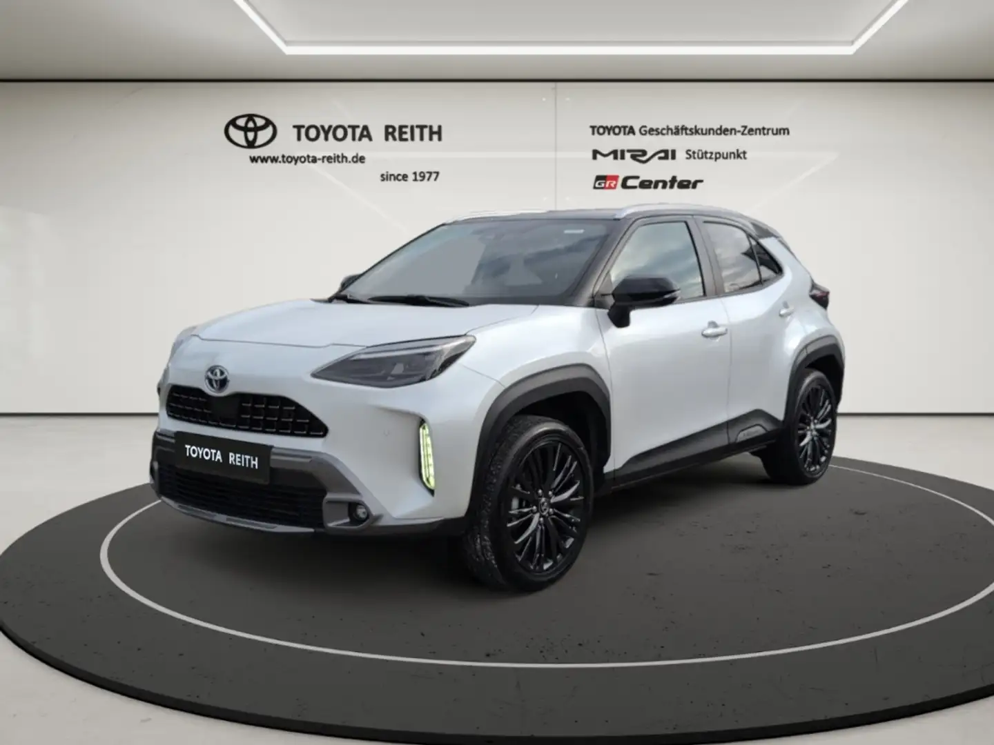 Toyota Yaris Cross Hybrid AWD-i Adventure Panoramadach / Advanced Saf Weiß - 1