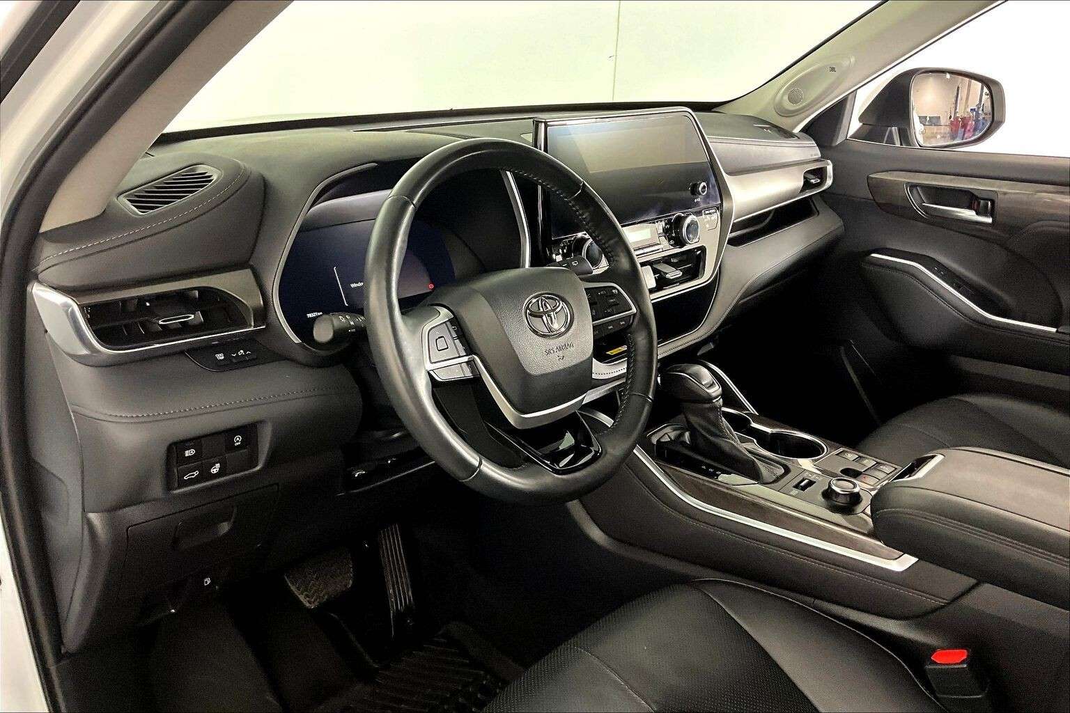 used 2023 Toyota Highlander car, priced at $44,998