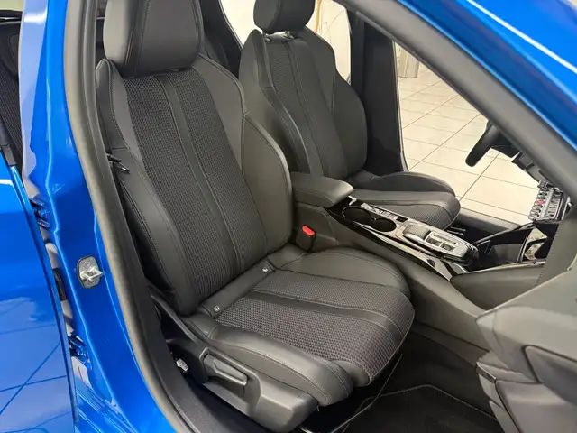 Peugeot 208 view 11