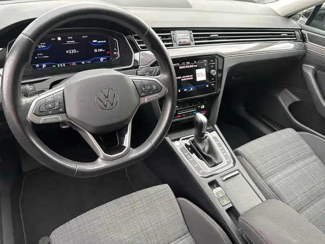 Volkswagen Passat view 11