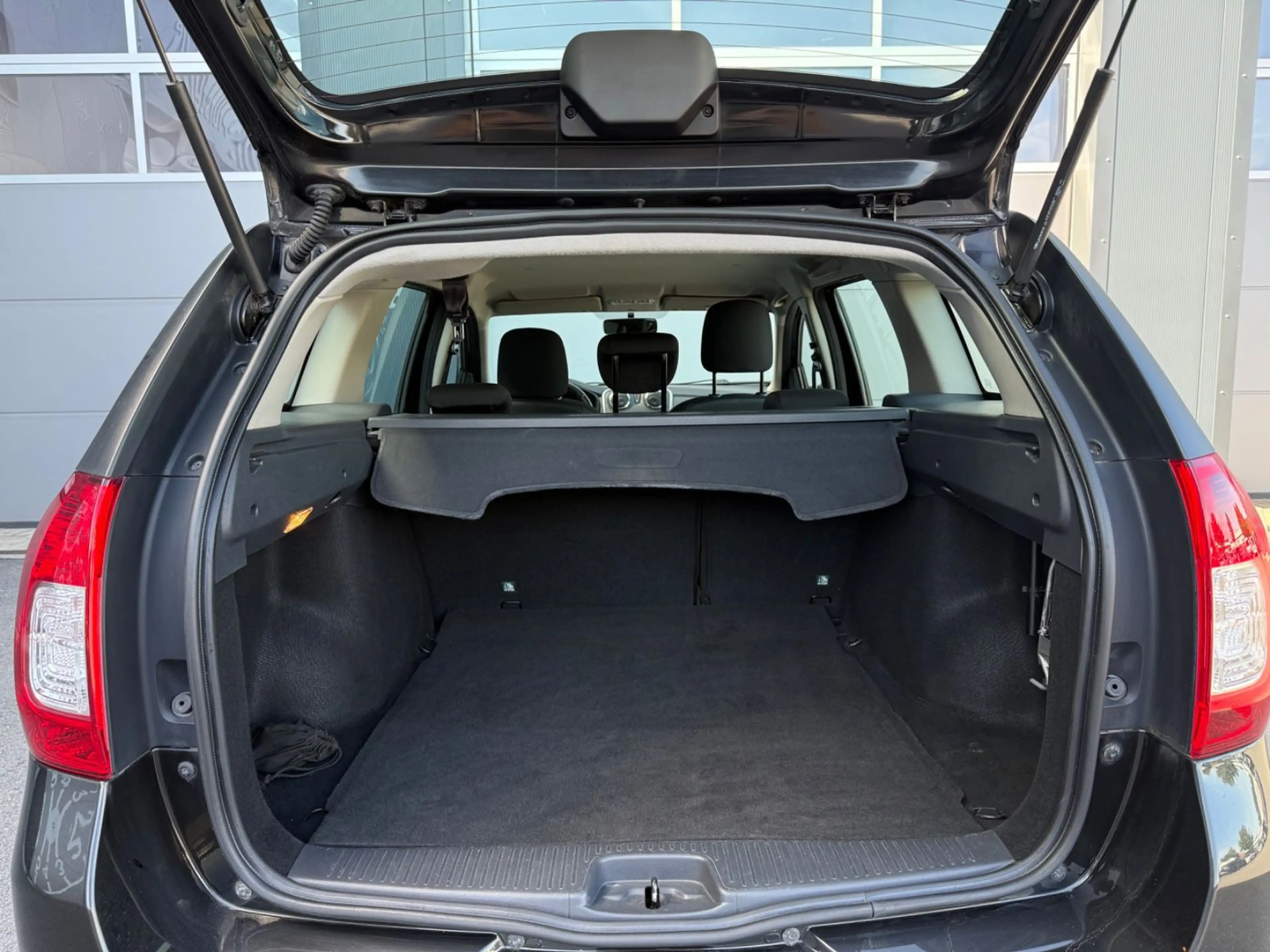 Dacia Logan MCV II Kombi Prestige — photo 12