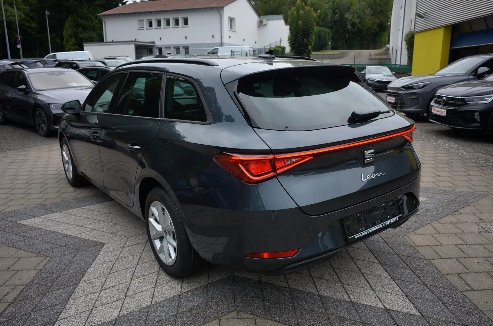 SEAT Leon Leon ST Kombi 1.5 TSI 5JGAR+ALARM+VZEK+LENKRADHZ Grau - 2