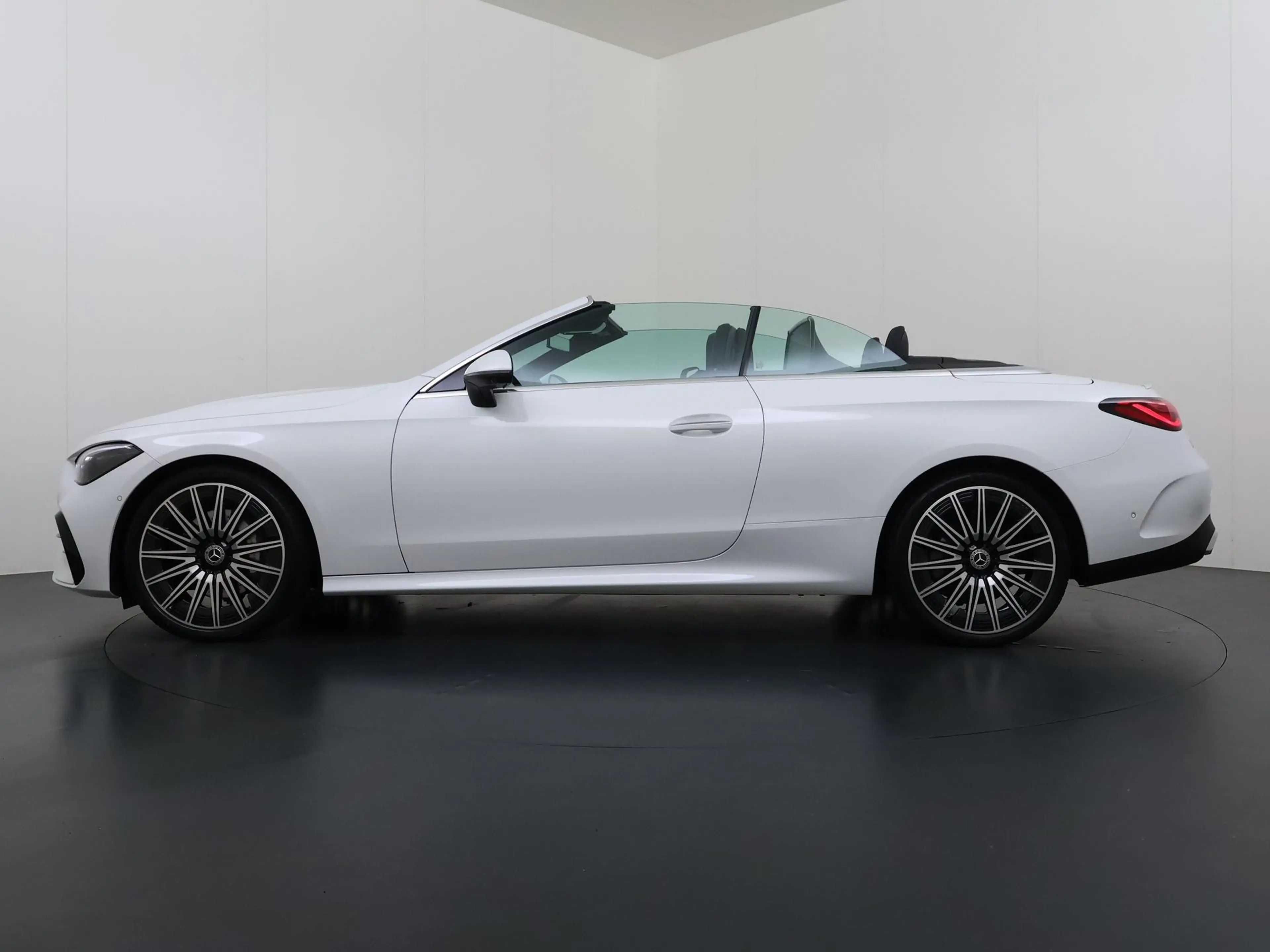 Mercedes-Benz CLE 300 Cabriolet 4MATIC AMG Line — photo 4