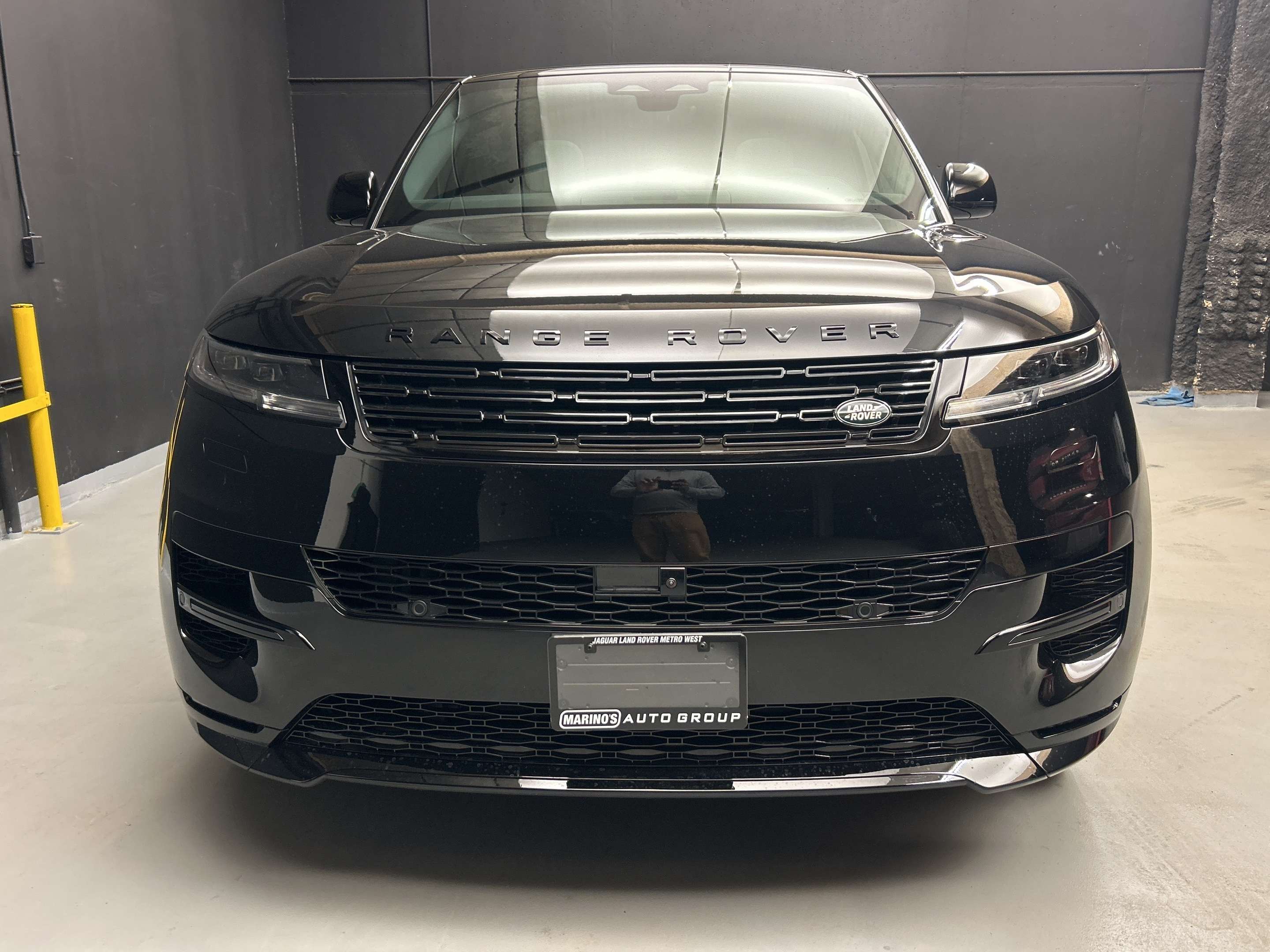 2026 Land Rover Range Rover Sport Dynamic SE alt 2