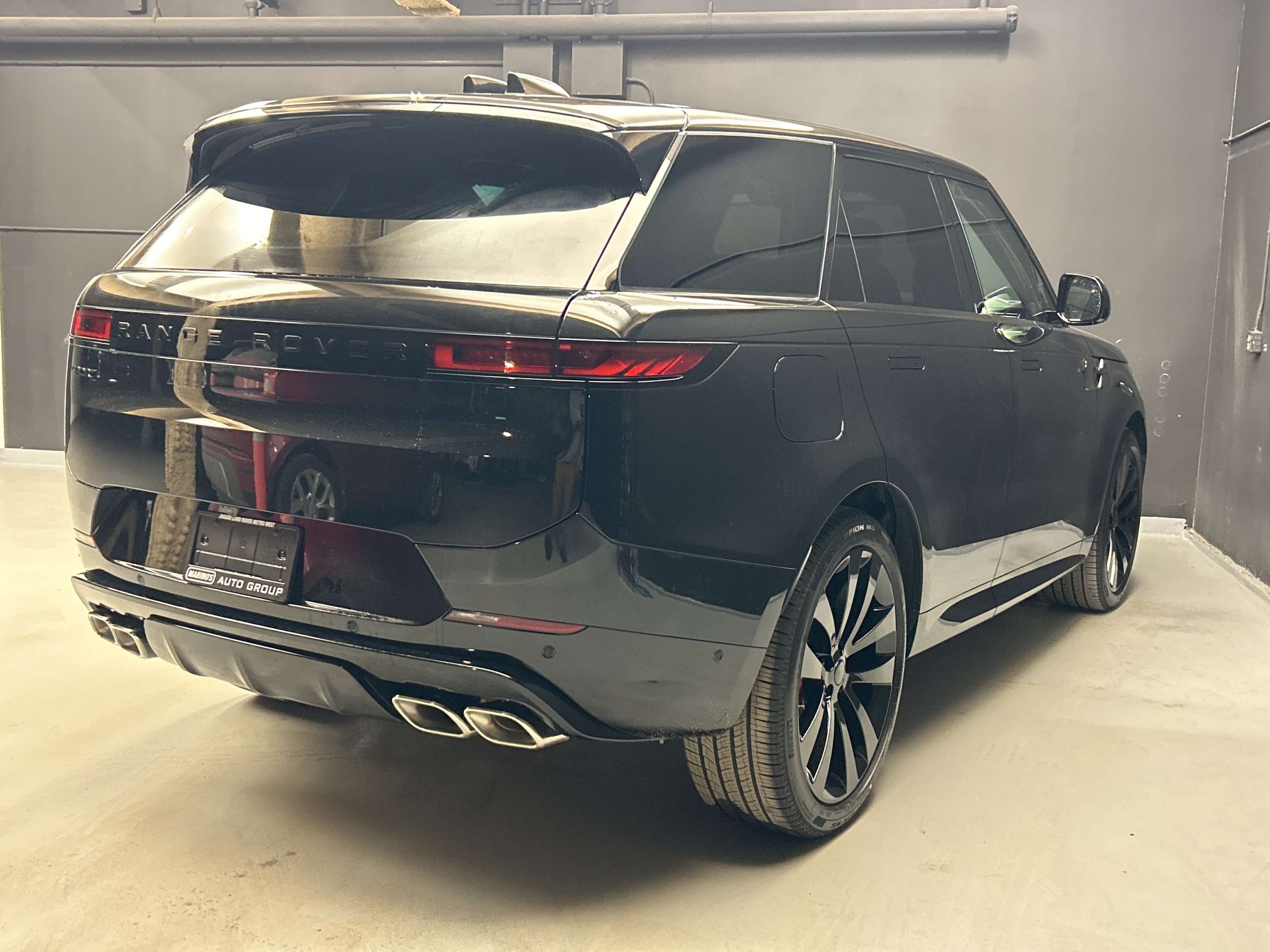 2026 Land Rover Range Rover Sport Dynamic SE alt 3