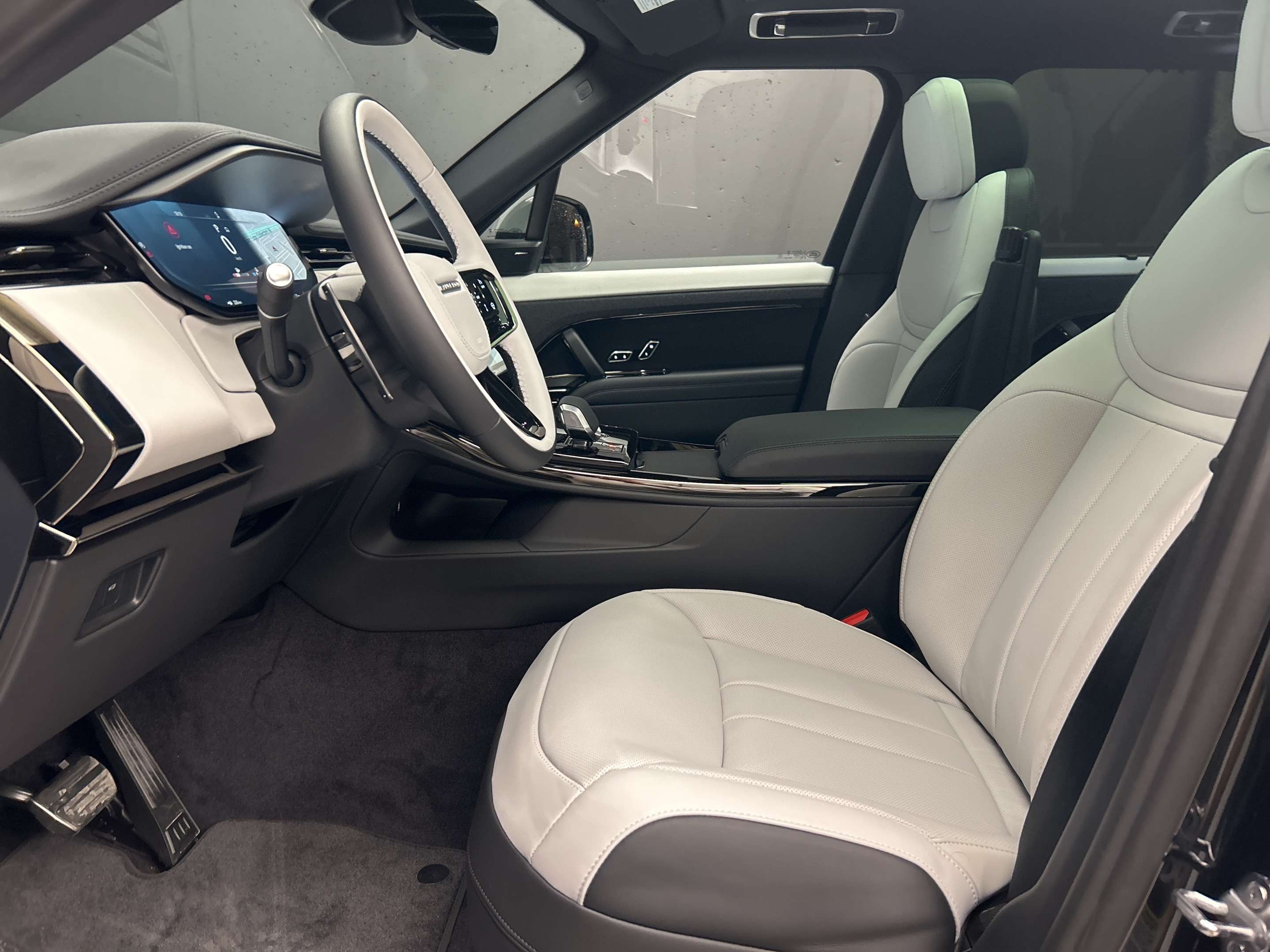 2026 Land Rover Range Rover Sport Dynamic SE thumb 8