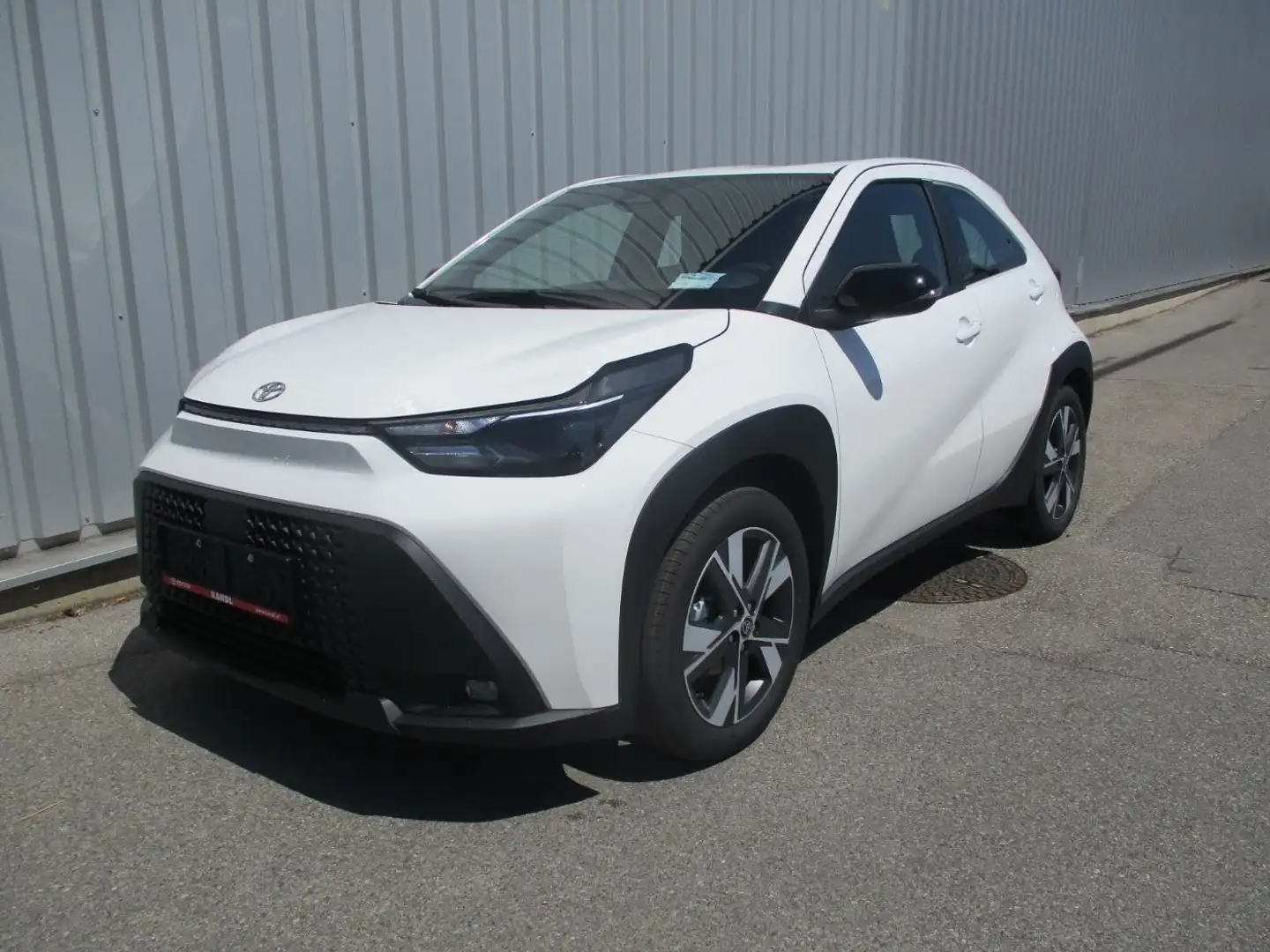 Toyota Aygo X 1,5 HSD ACTIVE LED+SHZ+2xKlima+Kam.+PDC Weiß - 2
