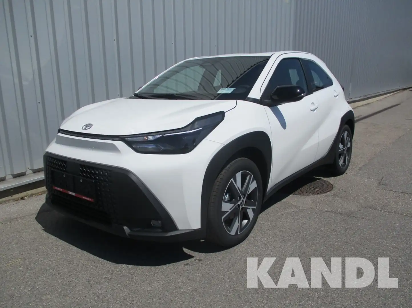 Toyota Aygo X 1,5 HSD ACTIVE LED+SHZ+2xKlima+Kam.+PDC Weiß - 1