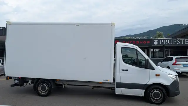 Mercedes-Benz Sprinter view 4