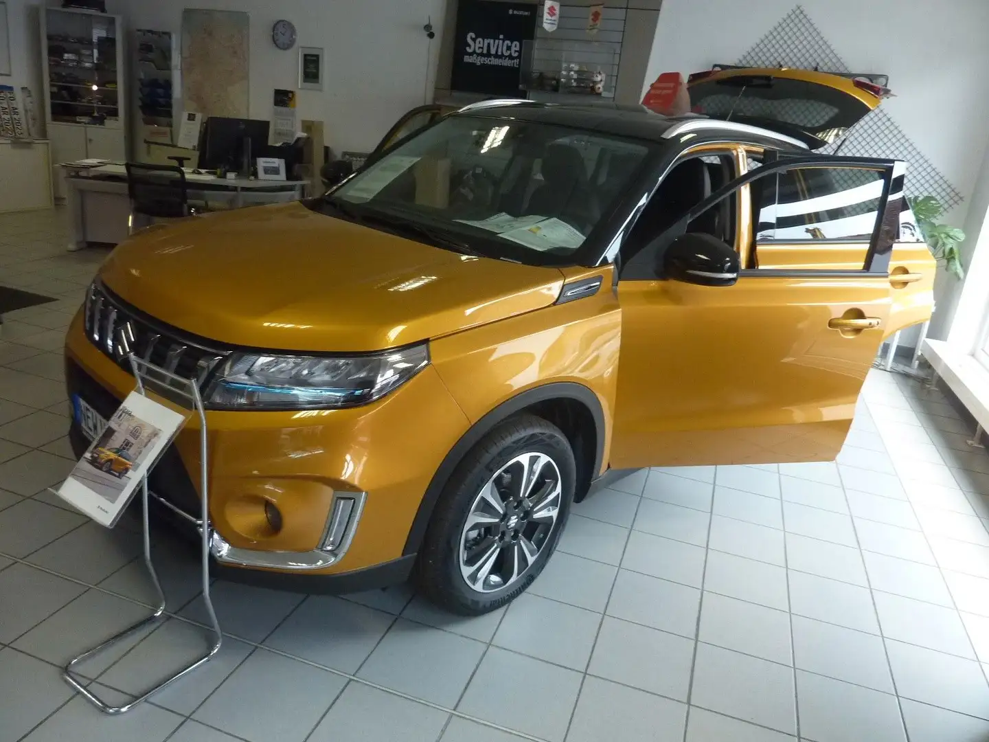 Suzuki Vitara Comfort+ Allgrip Hybrid Amarillo - 1