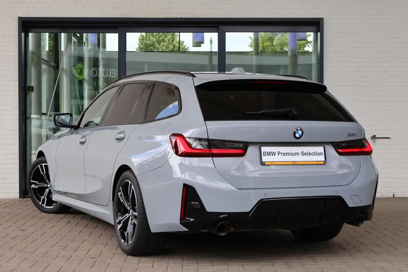 BMW 330 3 Serie Touring 330i | M Sportpakket Pro | Travel Grau - 2