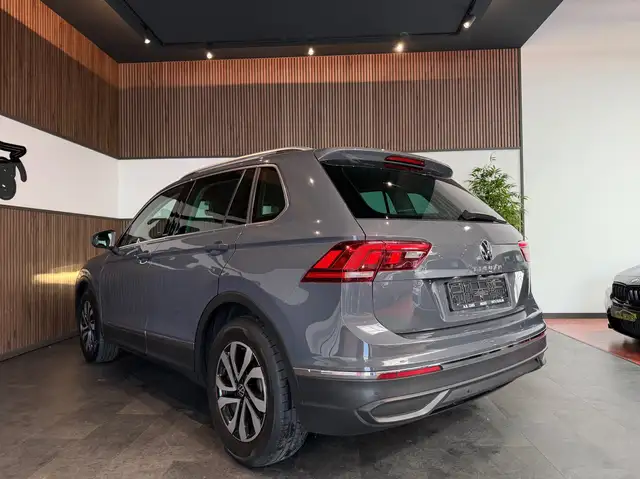 Volkswagen Tiguan view 4