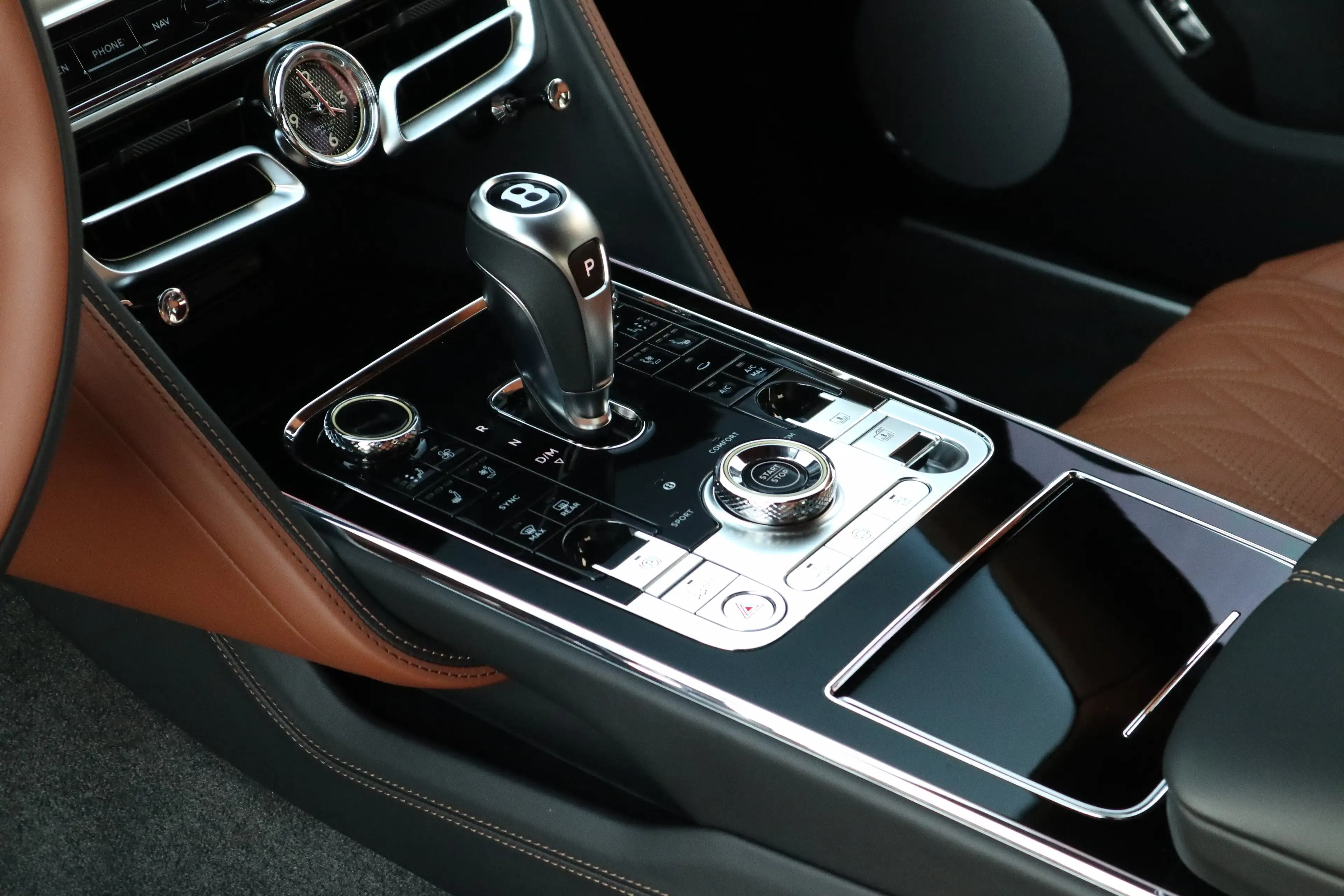 Bentley Flying Spur V8 Hybrid Azure *Rotating*22"* — photo 15
