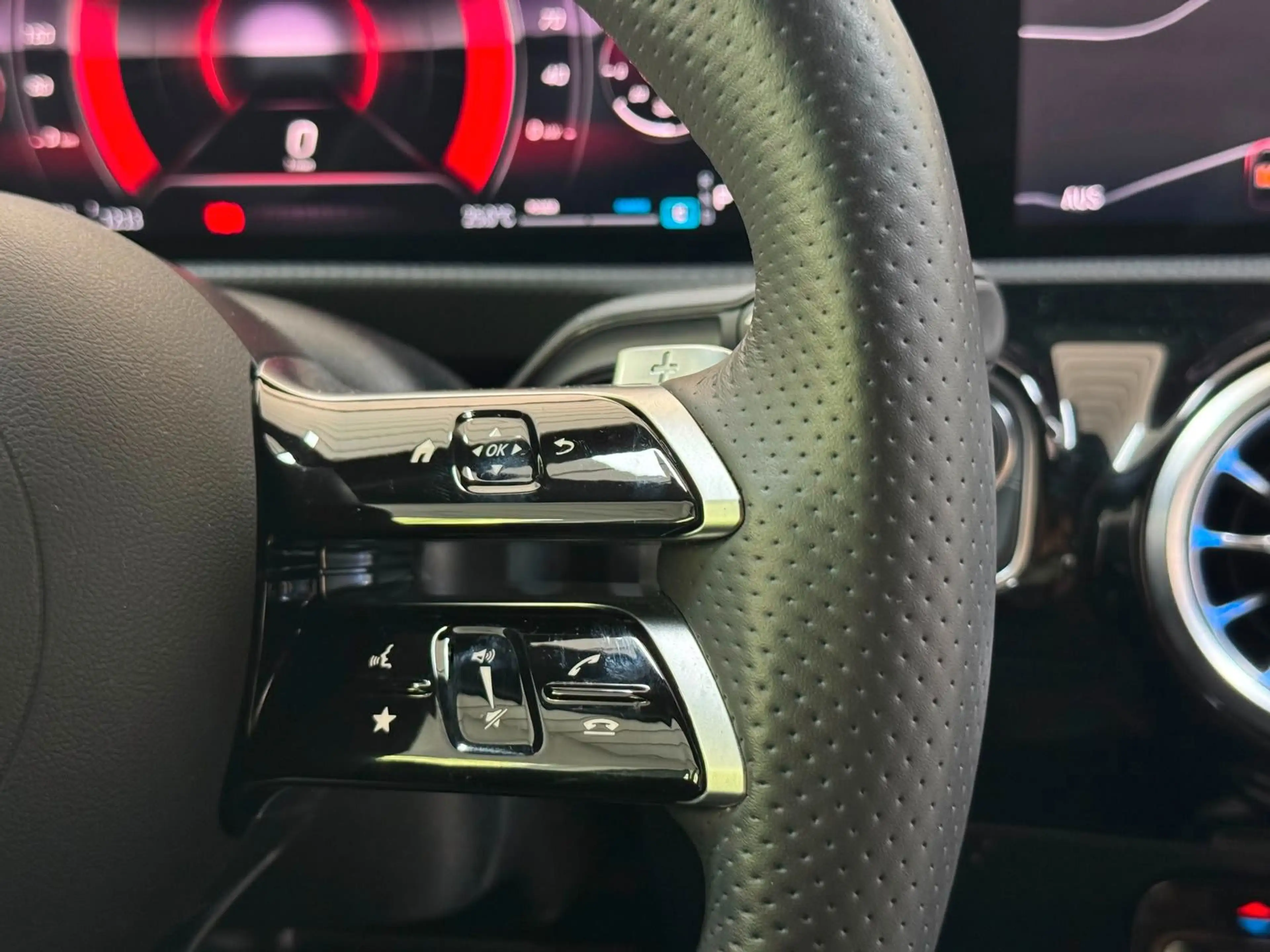 Mercedes-Benz A 180 AMG*WENIG-KM*Advanced Plus*MBUX* — photo 34