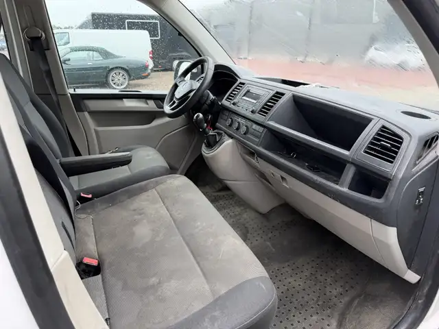 Volkswagen Transporter view 3