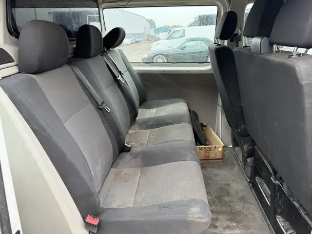 Volkswagen Transporter view 4