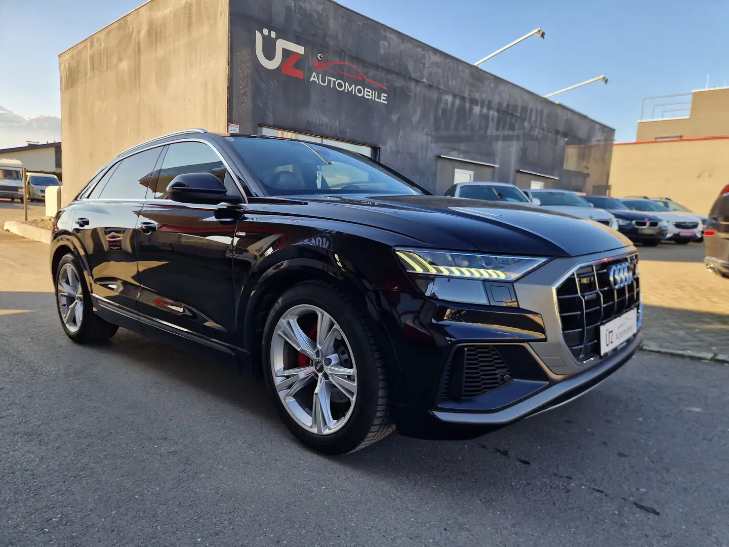 Audi Q8 55 TFSI quattro Schwarz - 1
