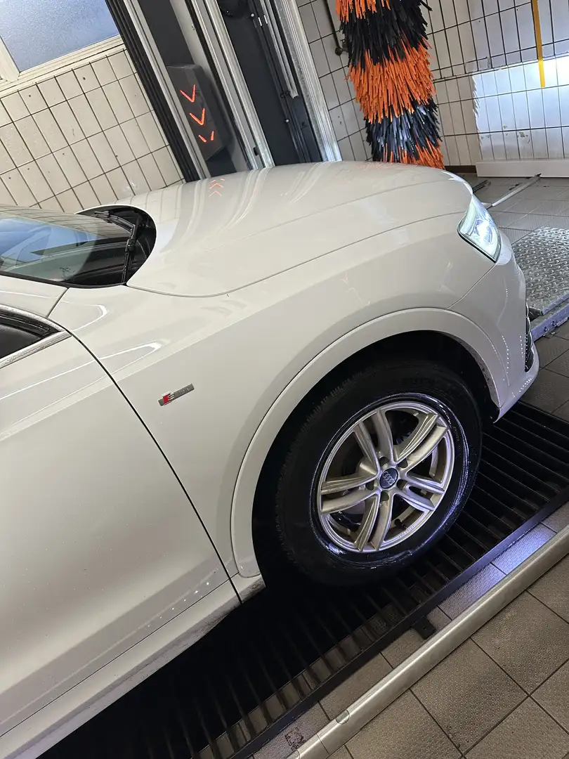 Audi Q3 2,0 TDI Design quattro Weiß - 2