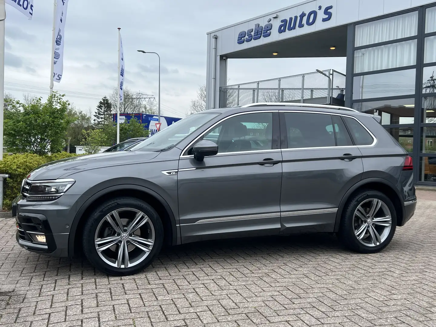 Volkswagen Tiguan 1.4 TSI ACT 150 pk DSG Highline Business R Panoram Grijs - 2