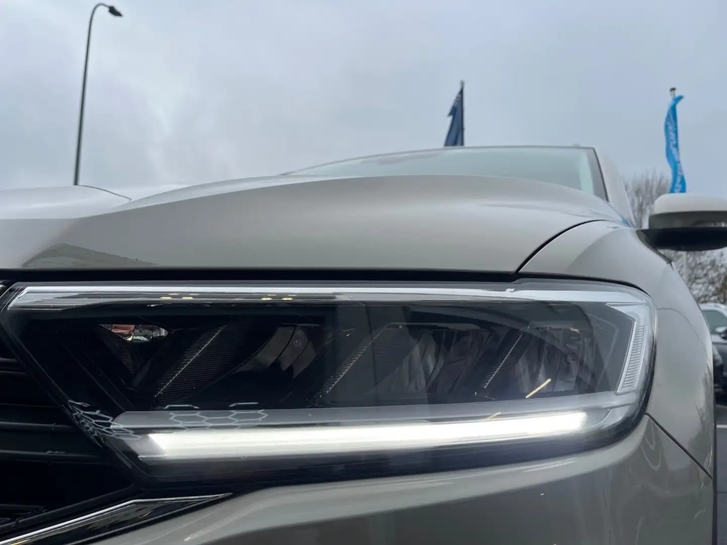 Volkswagen T-Roc 1.5 l TSI DSG AHK Grau - 2