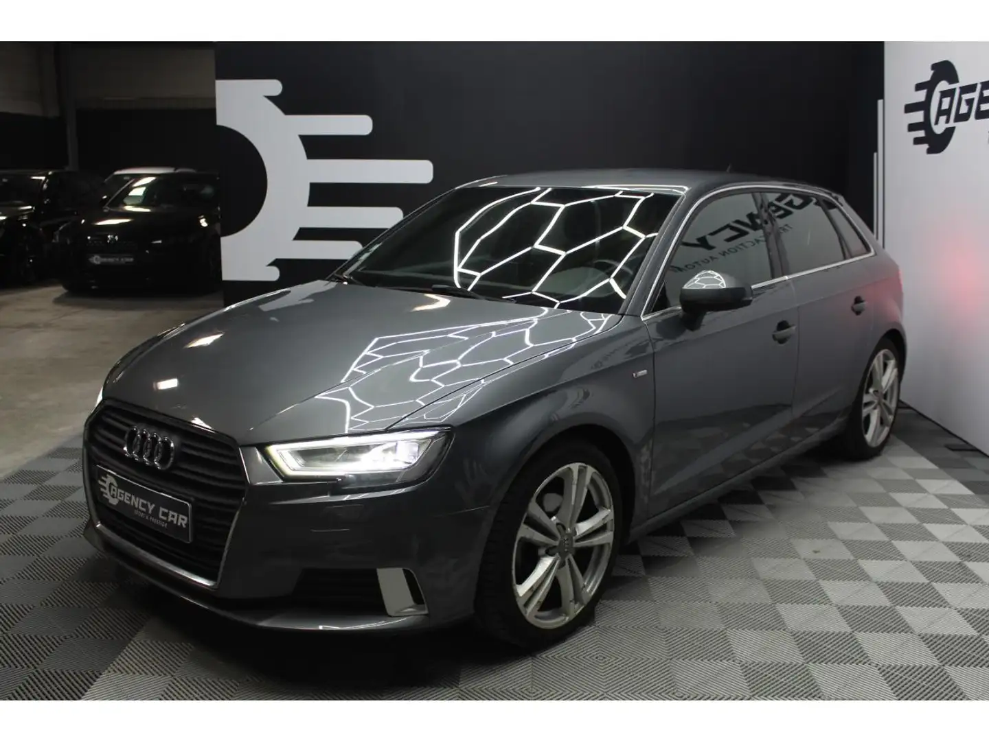 Audi A3 1.5 35 TFSI CoD -150  8V  S line Gris - 2