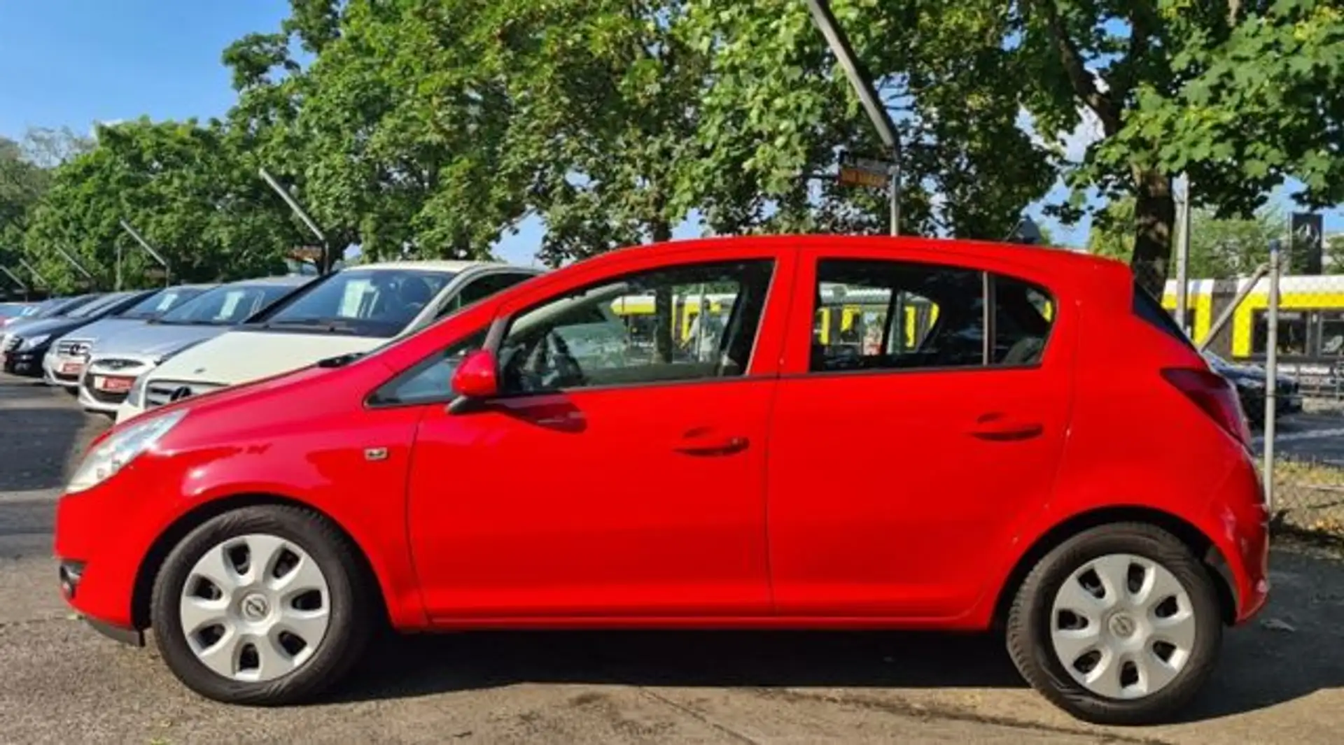 Opel Corsa 1.2 Edition Klimaaut/integ.Fahradträger Rot - 2