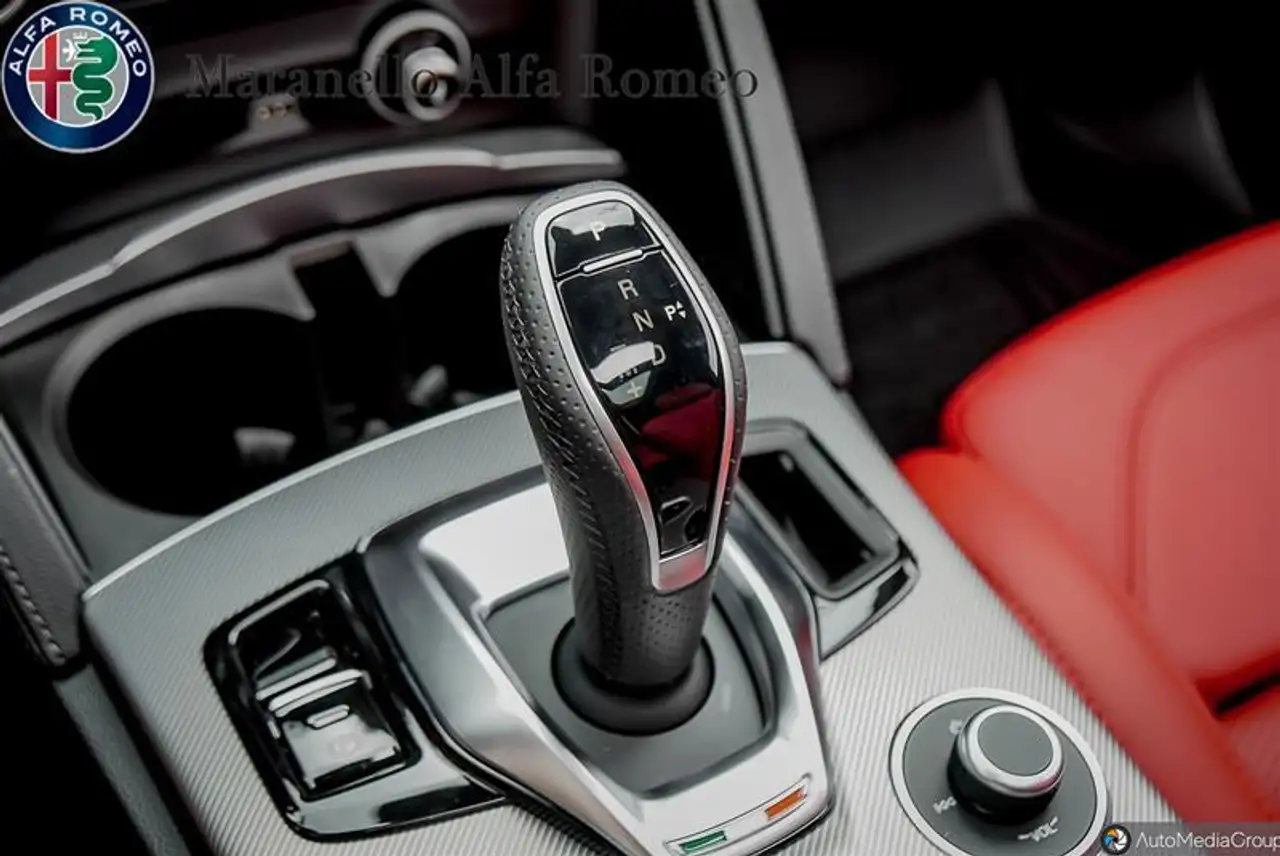 Alfa Romeo Stelvio снимка Alfa Romeo Stelvio