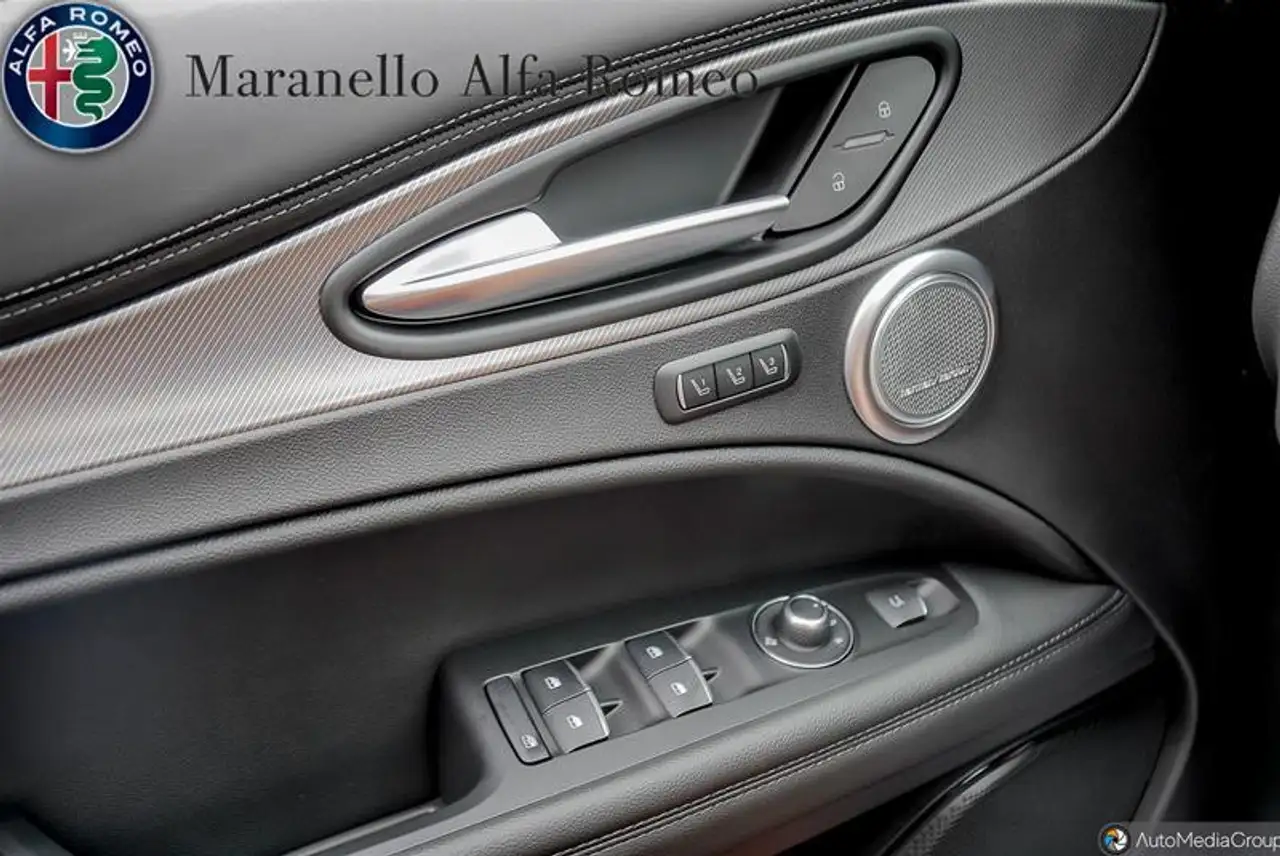 Alfa Romeo Stelvio снимка Alfa Romeo Stelvio