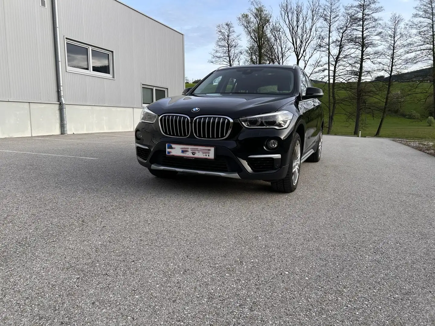 BMW X1 sDrive18d xLine Aut. Schwarz - 1